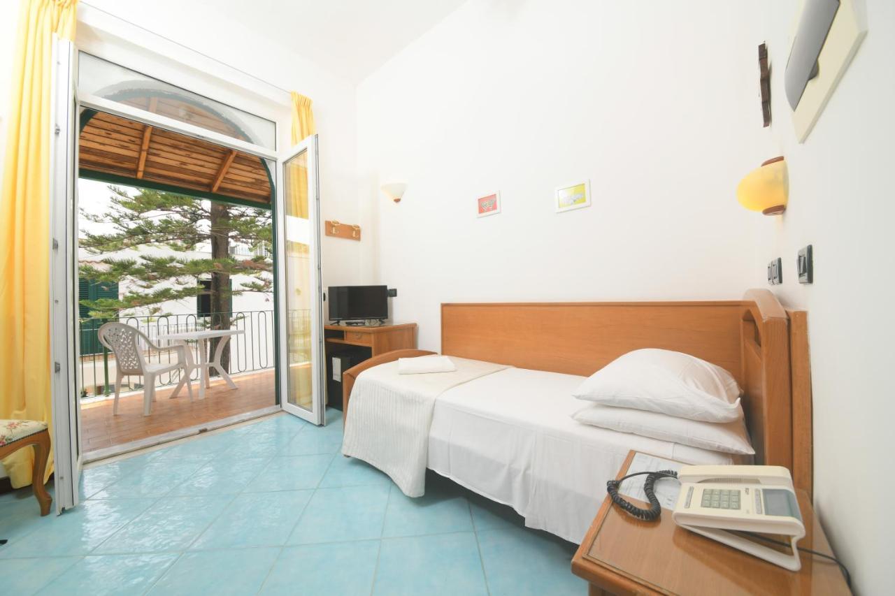 Hotel Pineta Ischia Exterior photo